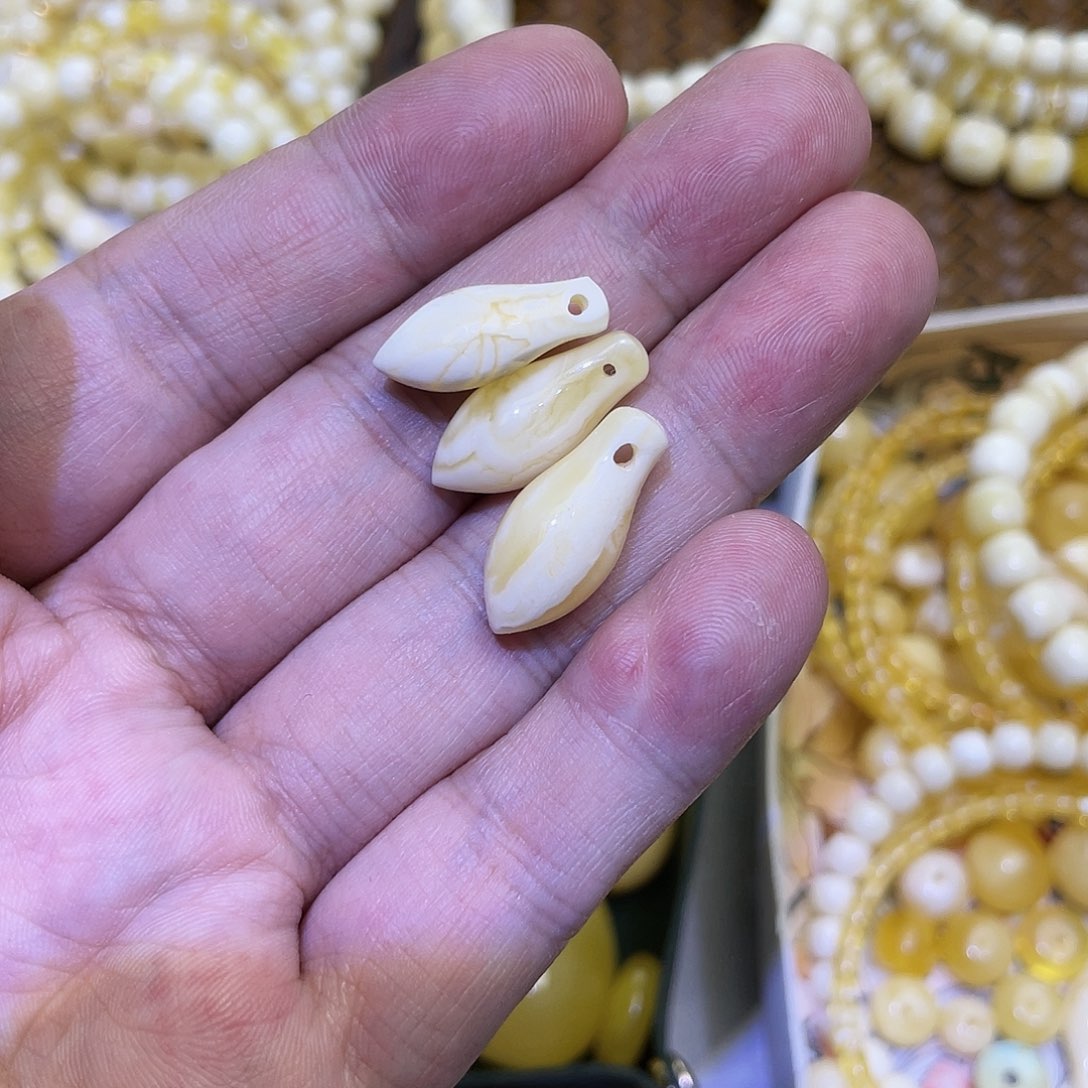 蜜蜡手串未镶嵌小卡子瑕疵多样性发其一