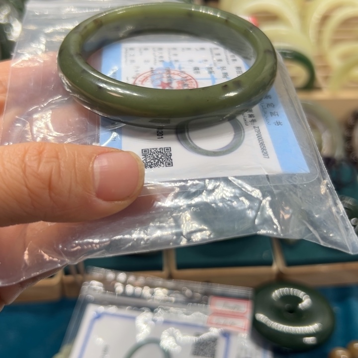 和田玉手镯未镶嵌58.9圈围8207