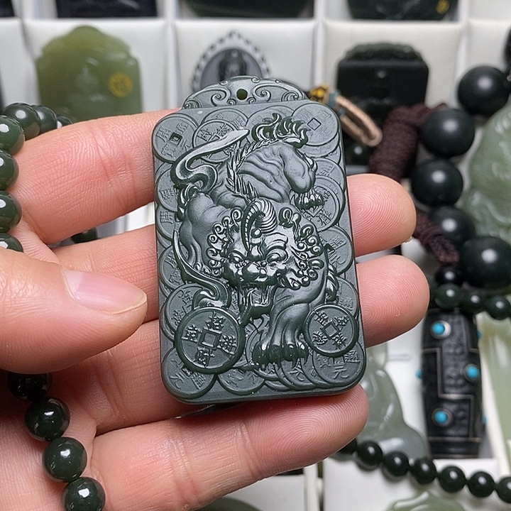 那***彩和田玉（青玉）未镶嵌颈饰