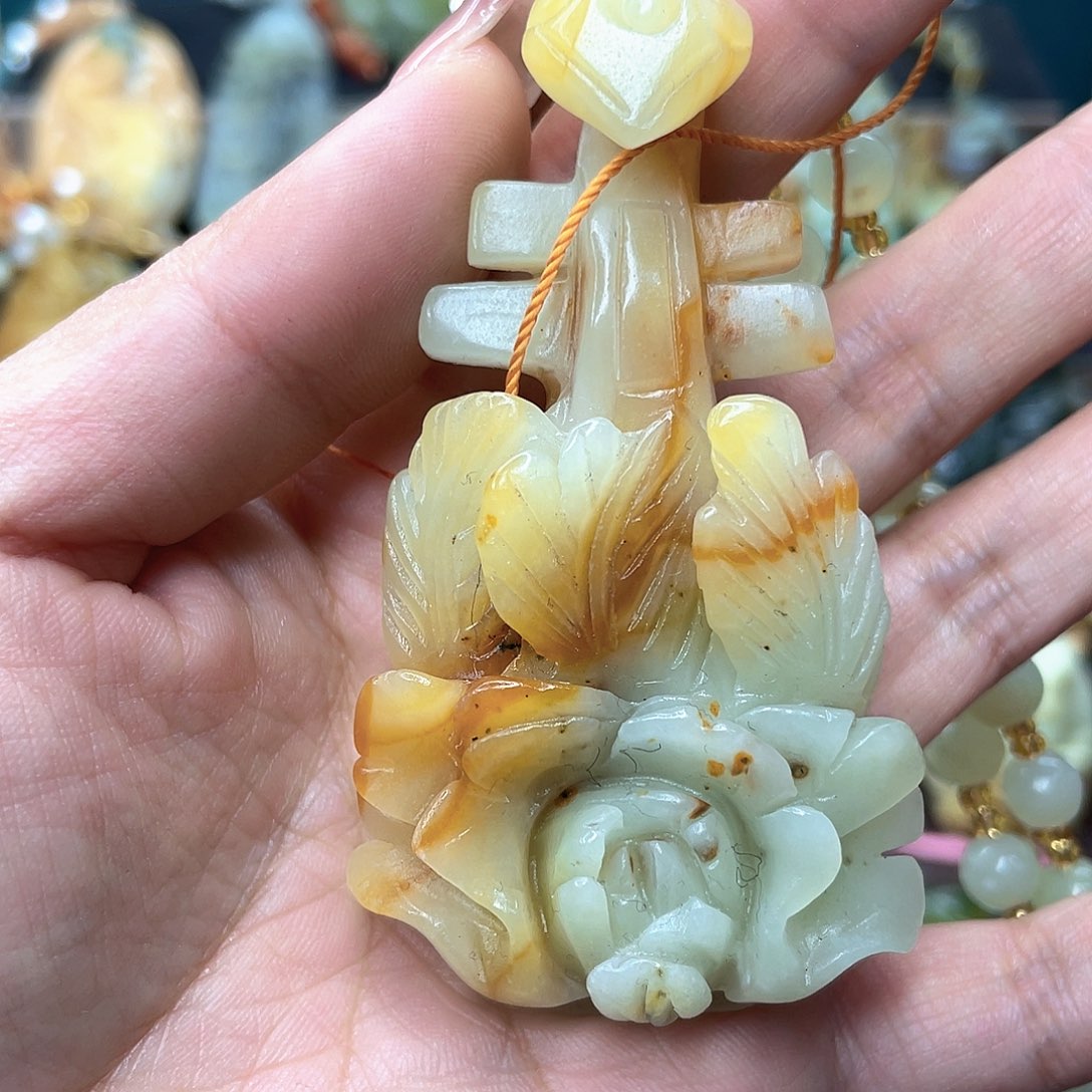 蛇纹石玉颈饰未镶嵌