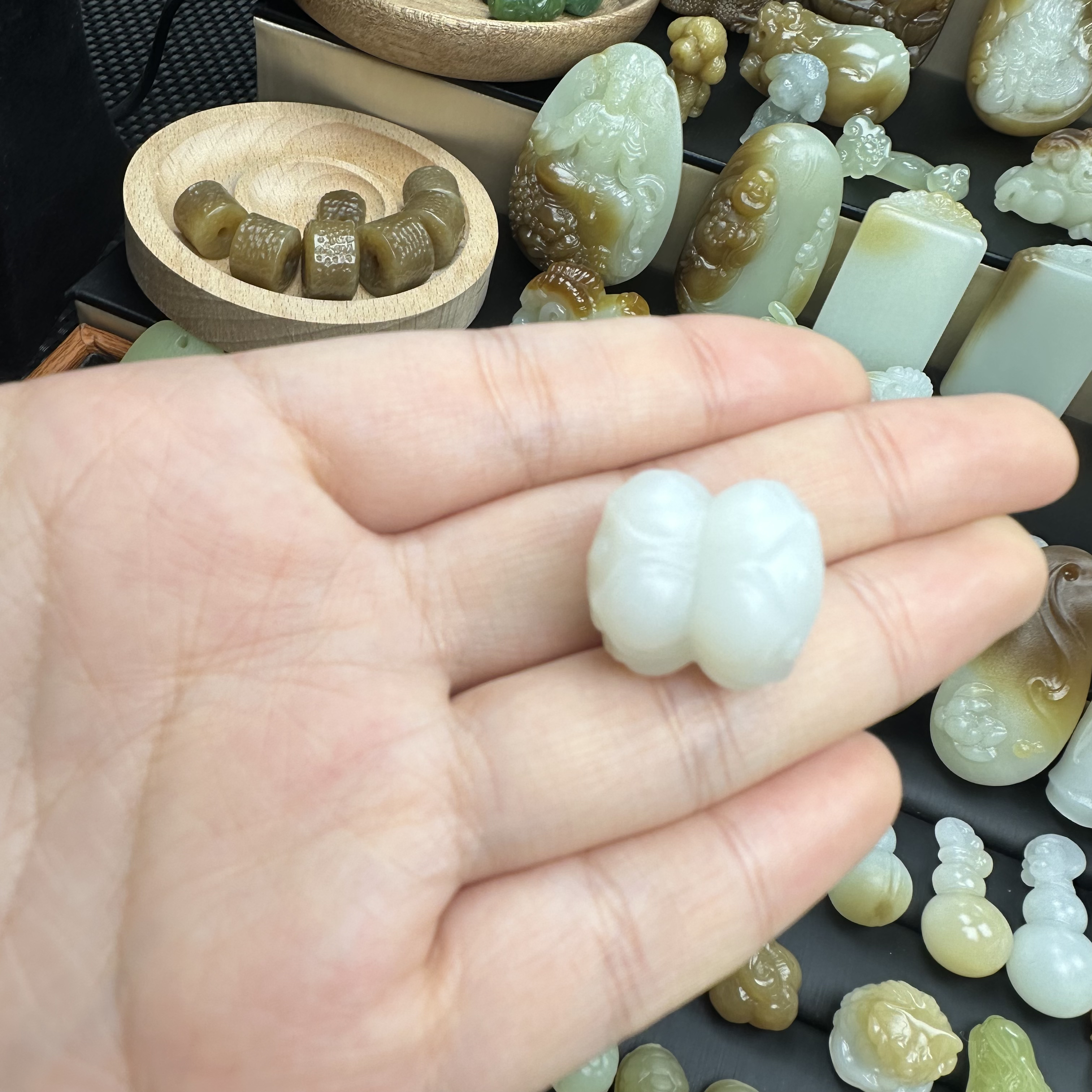 和田玉 俄白并蒂莲 吊坠