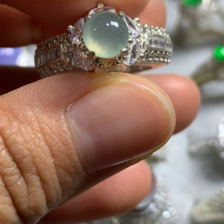 翡翠未镶嵌戒指铜托，卖裸石，需要二次镶嵌