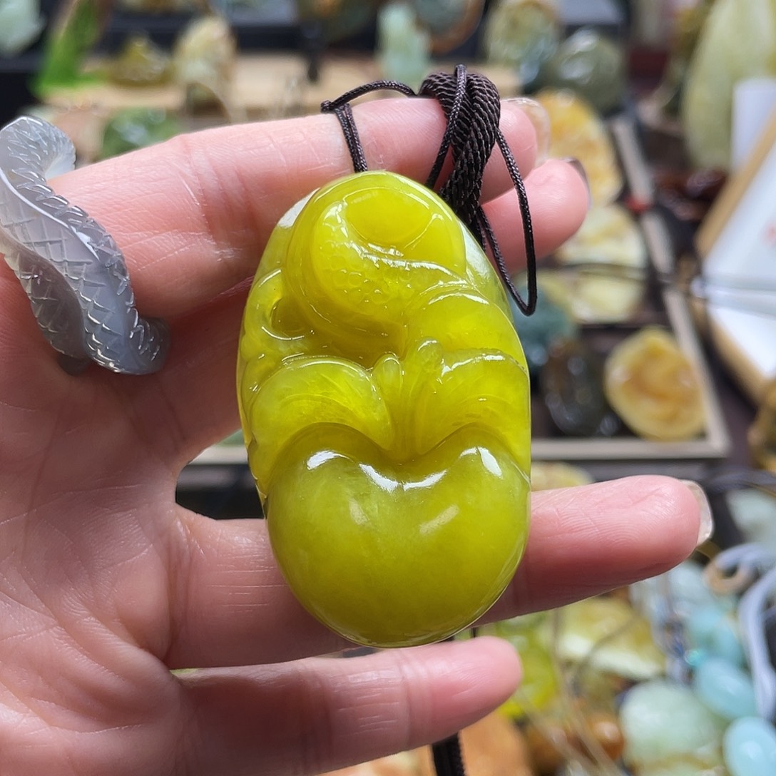 蛇纹石玉颈饰未镶嵌黄金玉苹果