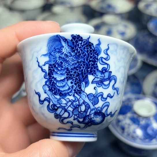 杯手绘青花双麒麟盖碗