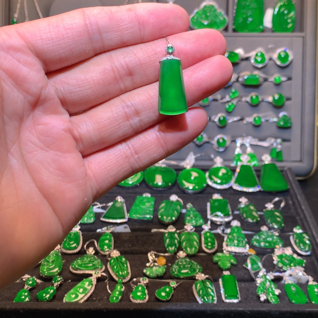 翡翠吊坠(不含链)18K金镶嵌天然翡翠