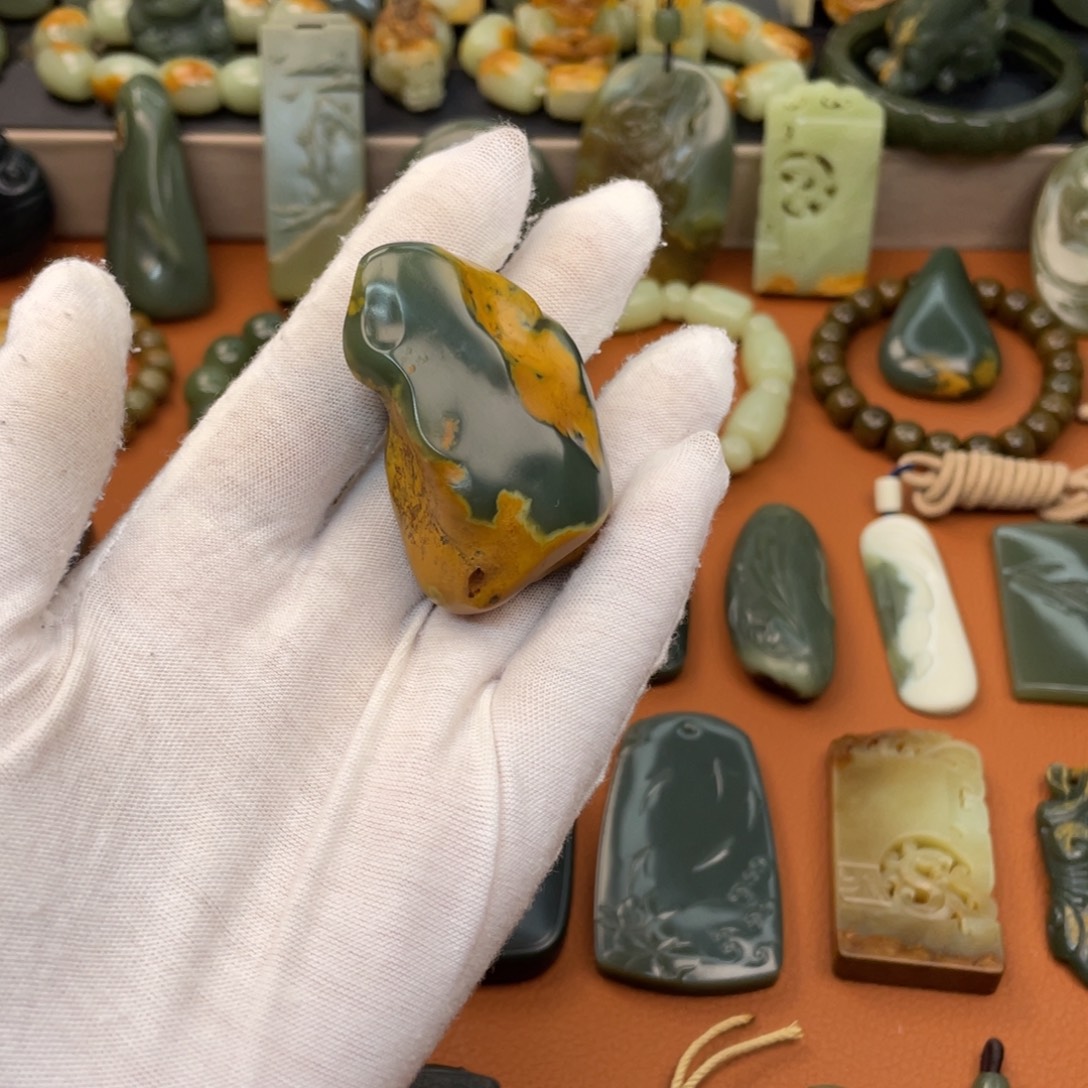 李***帅岫岩河磨玉（透闪石质玉）未镶嵌把件