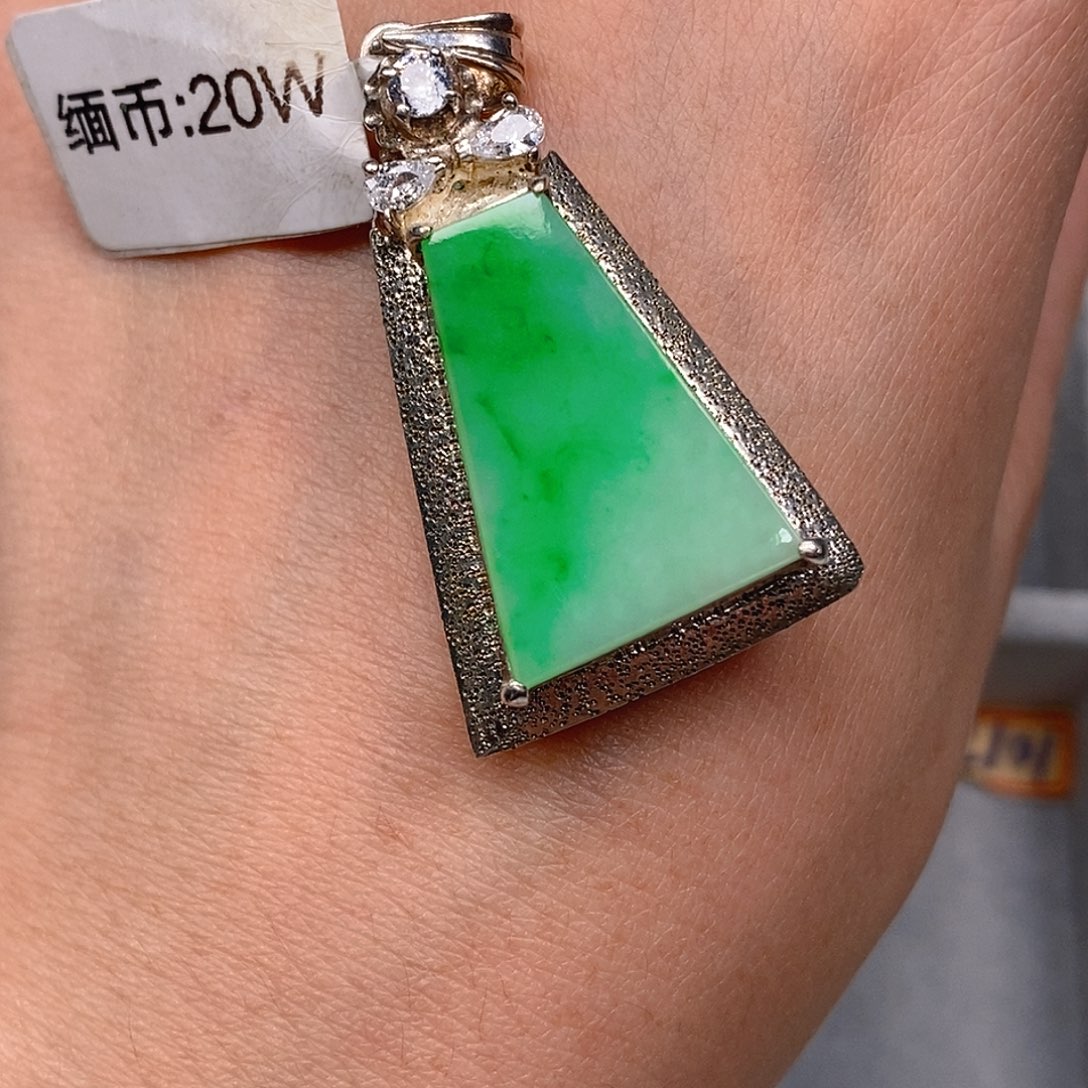 翡翠颈饰未镶嵌小*崽白底青无事牌