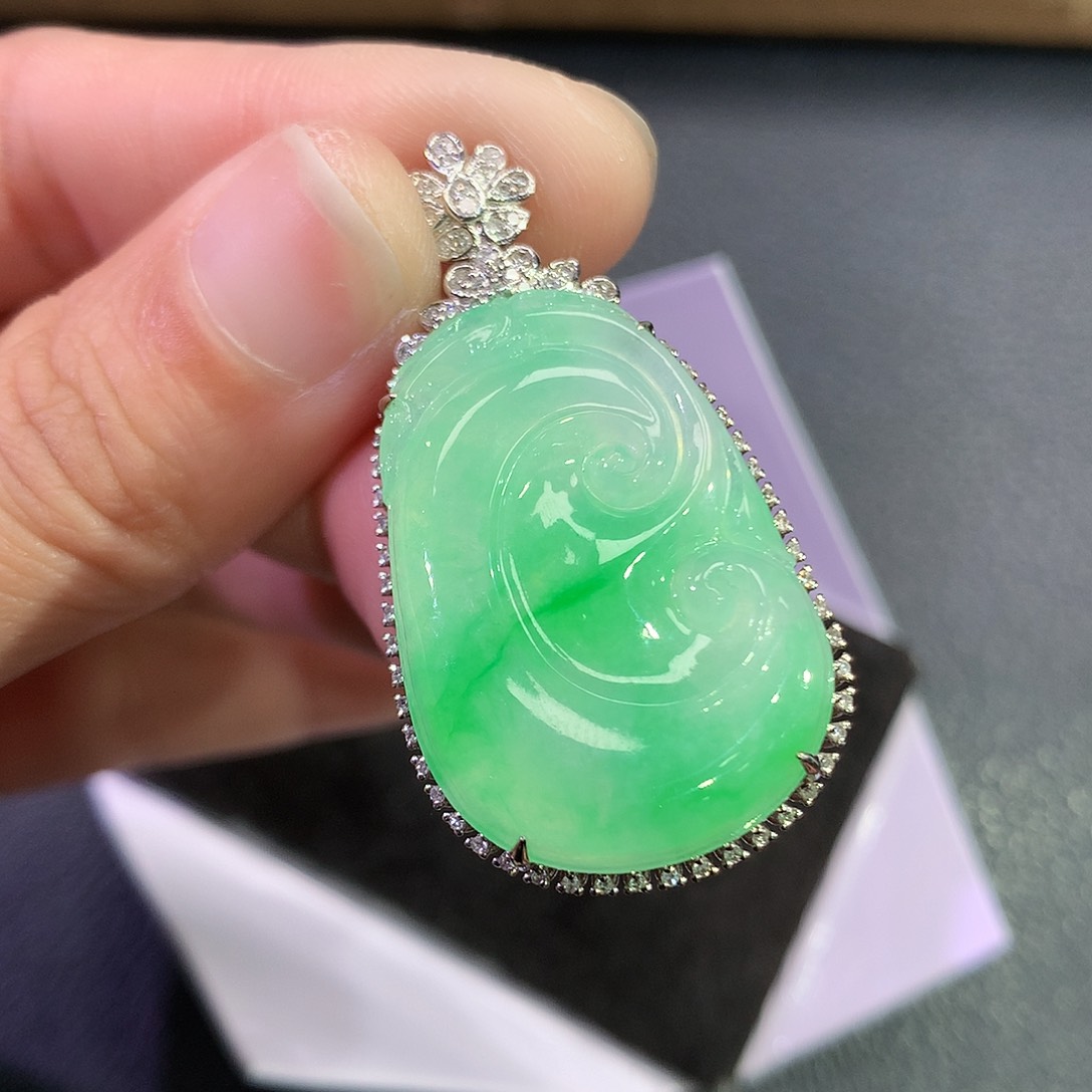 翡翠吊坠(赠链)18K金镶嵌