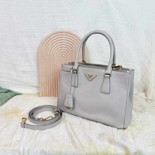 95新 Prada/普拉达 水泥灰杀手斜挎包