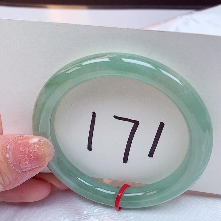 翡翠手镯未镶嵌翡翠