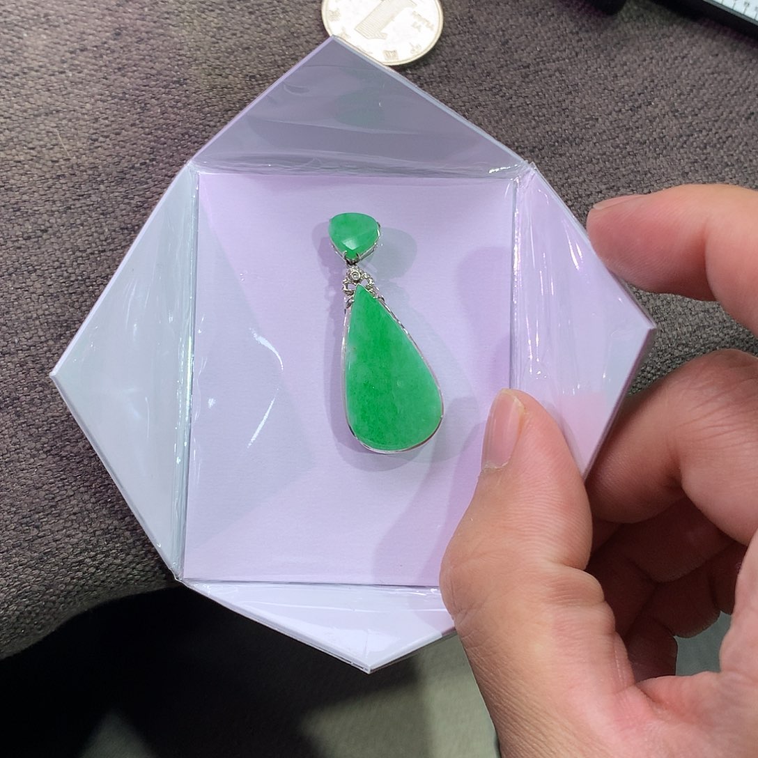 翡翠吊坠(赠链)18K金镶嵌