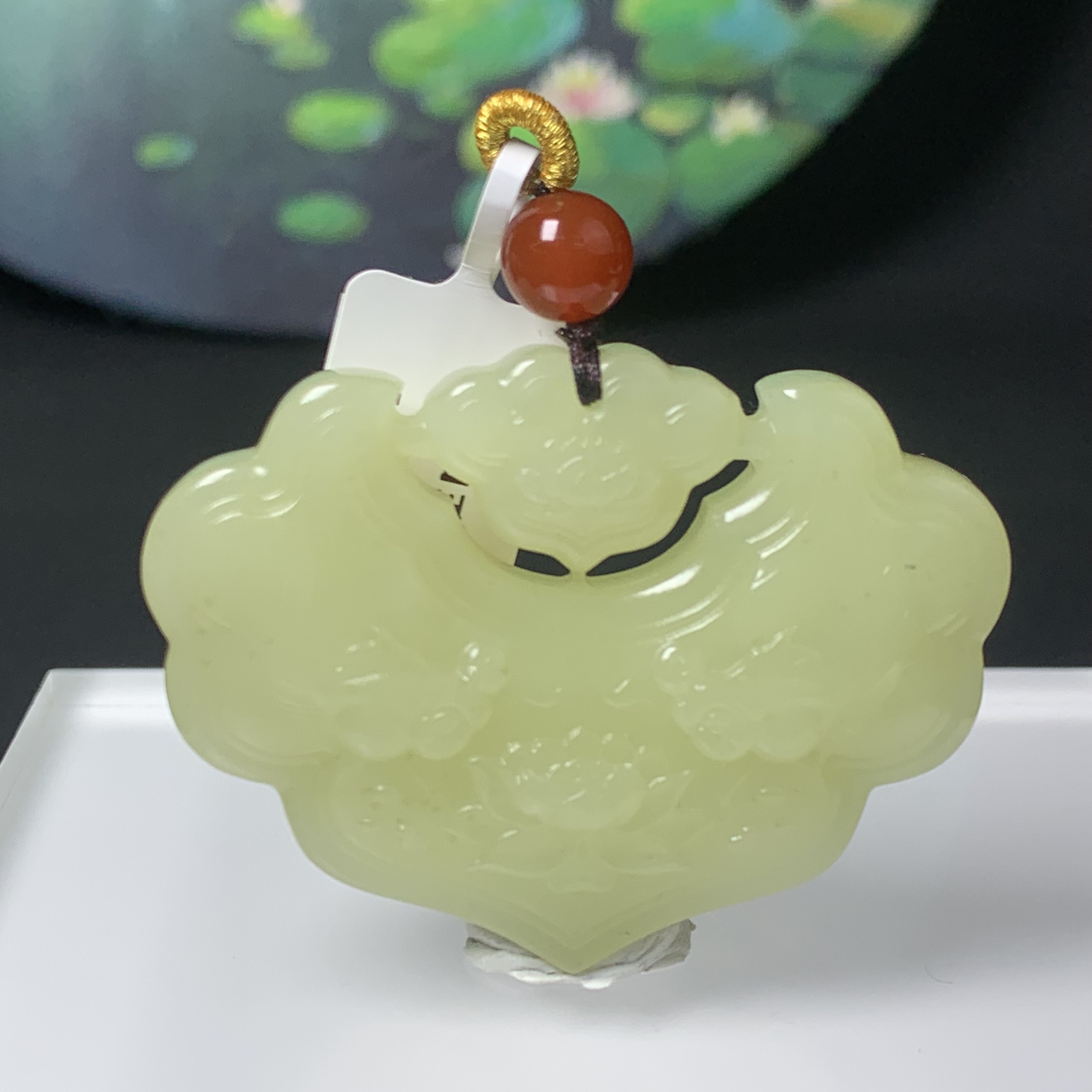 H030 和田玉黄口玉雕花如意锁吊坠