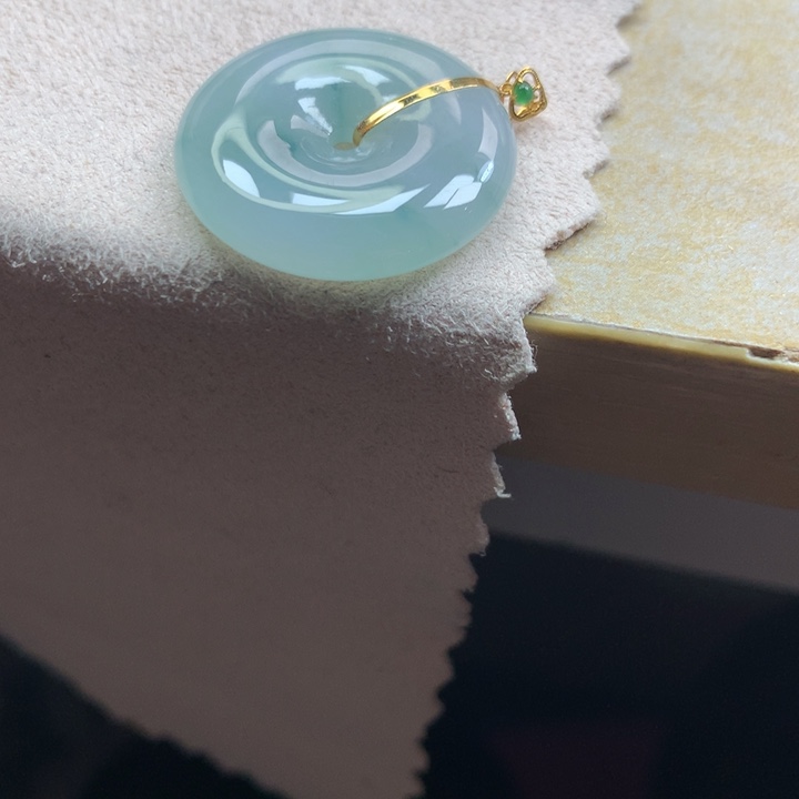 翡翠颈饰18K金镶嵌吊坠