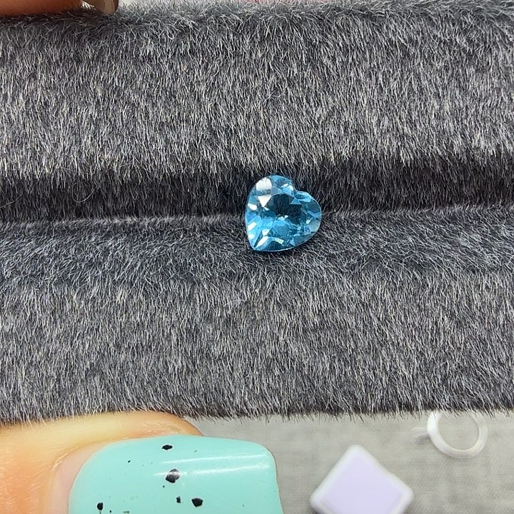 托帕石裸石爱心切1ct