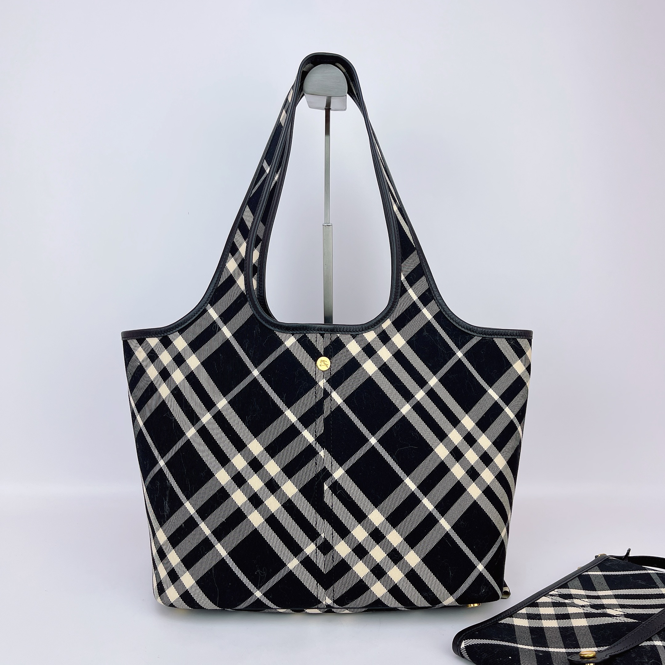 95新 BURBERRY/博柏利 博柏利 黑白格帆布单肩包底长29 E453