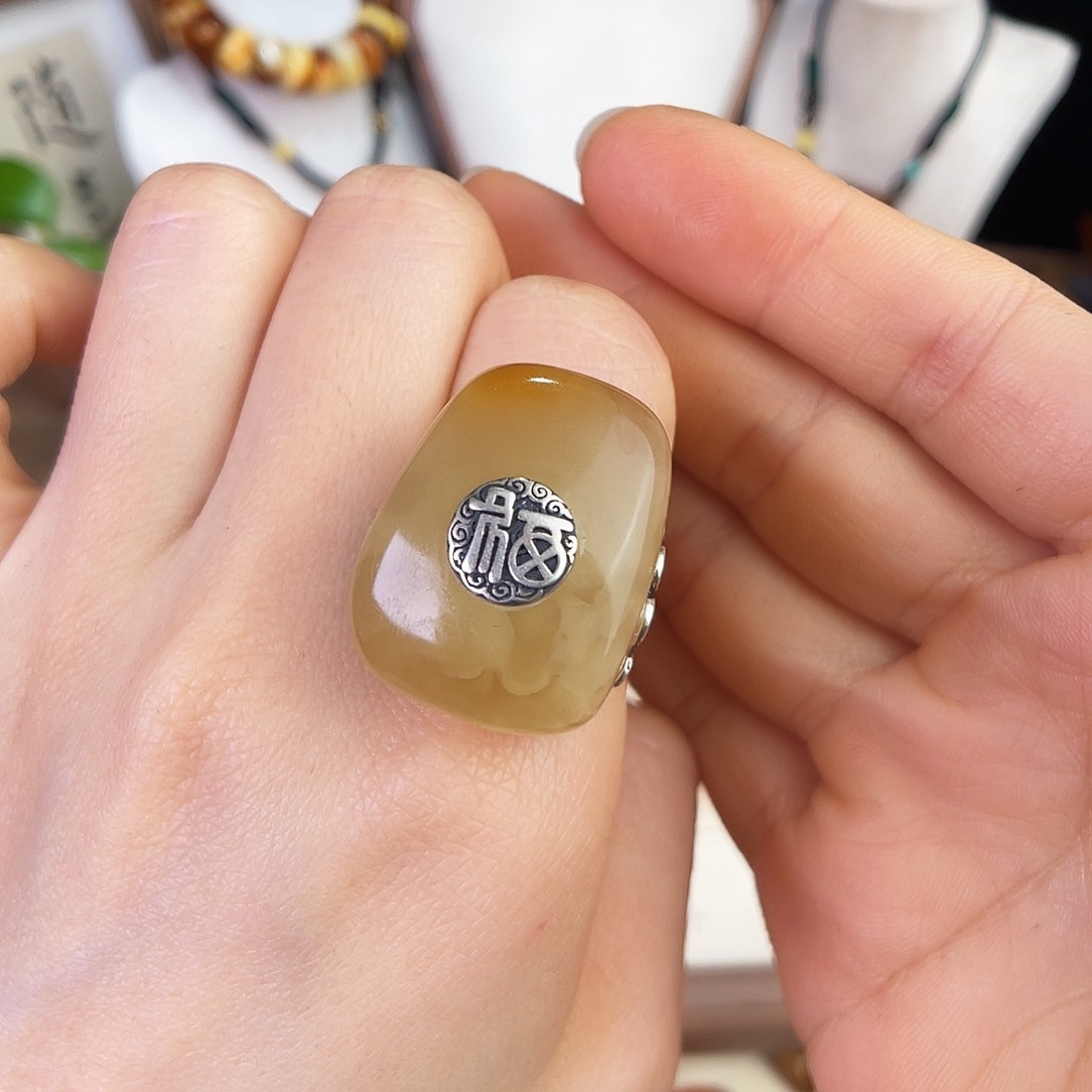 琥珀珠宝奇石未镶嵌。