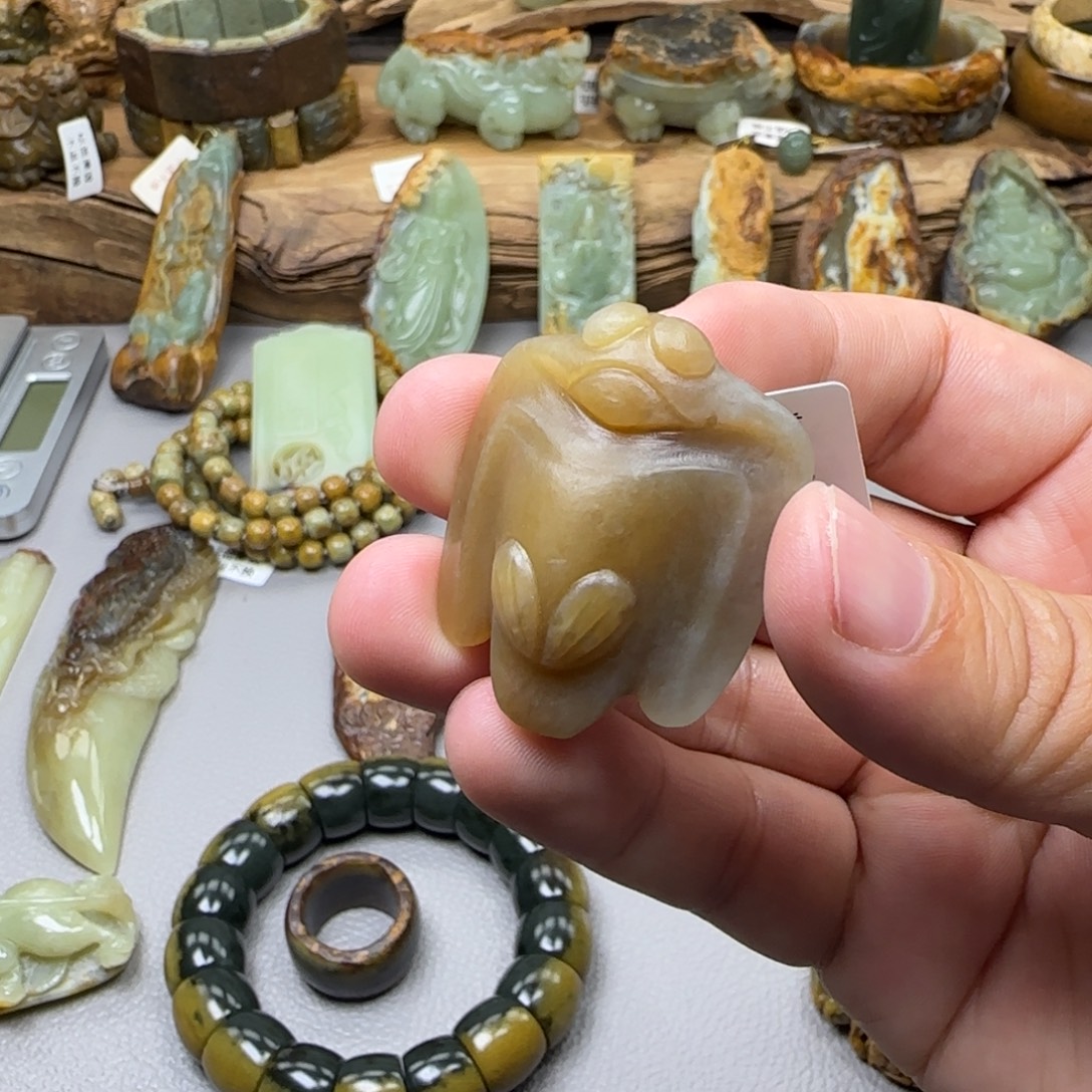 呜***啦岫岩老玉（透闪石质玉）未镶嵌珠宝奇石