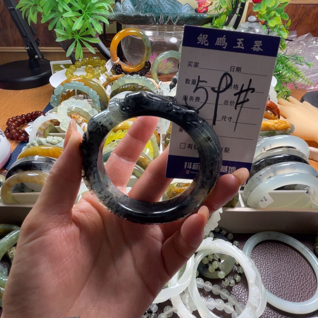 未镶嵌蛇纹石玉颈饰