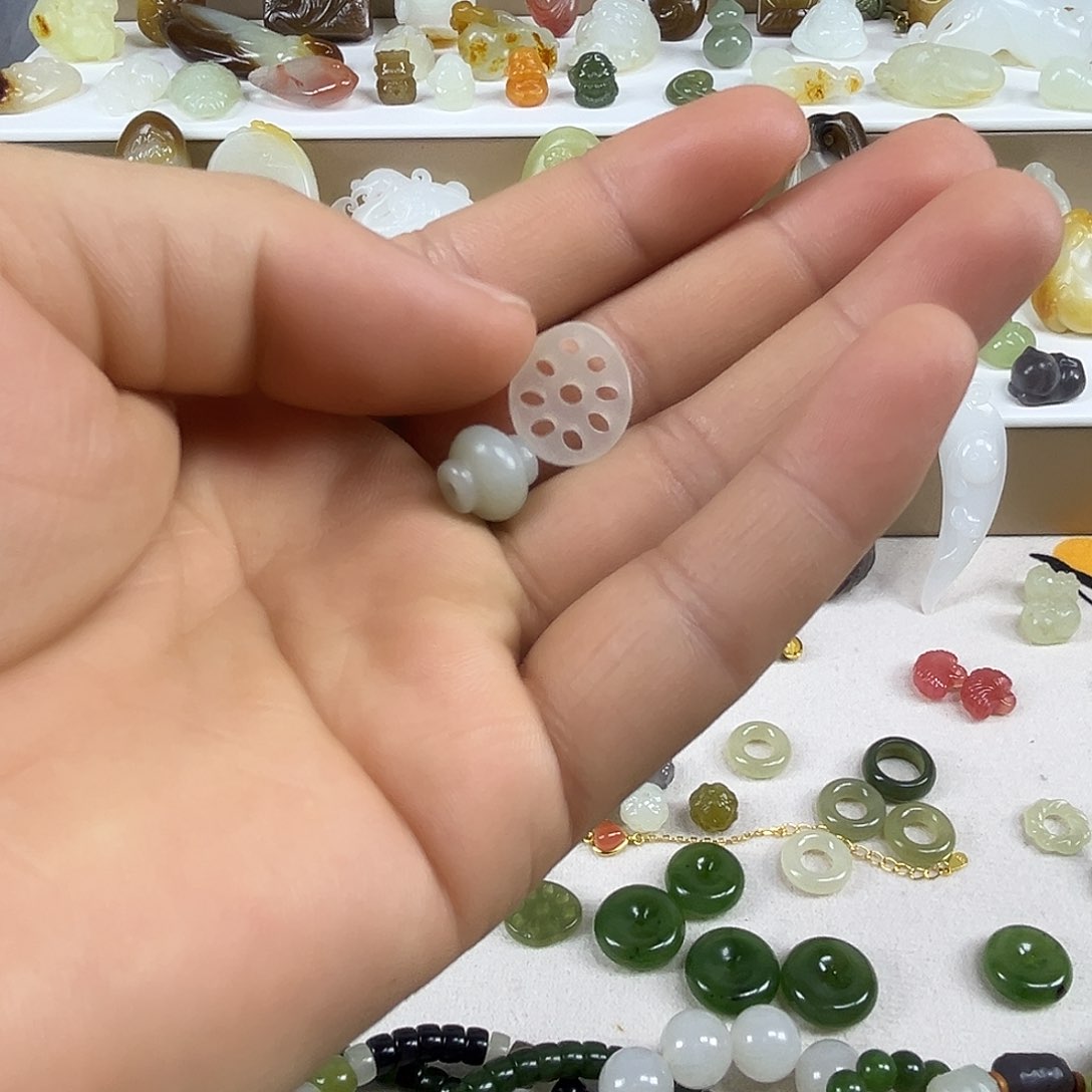 颈饰未镶嵌和田玉（糖玉）