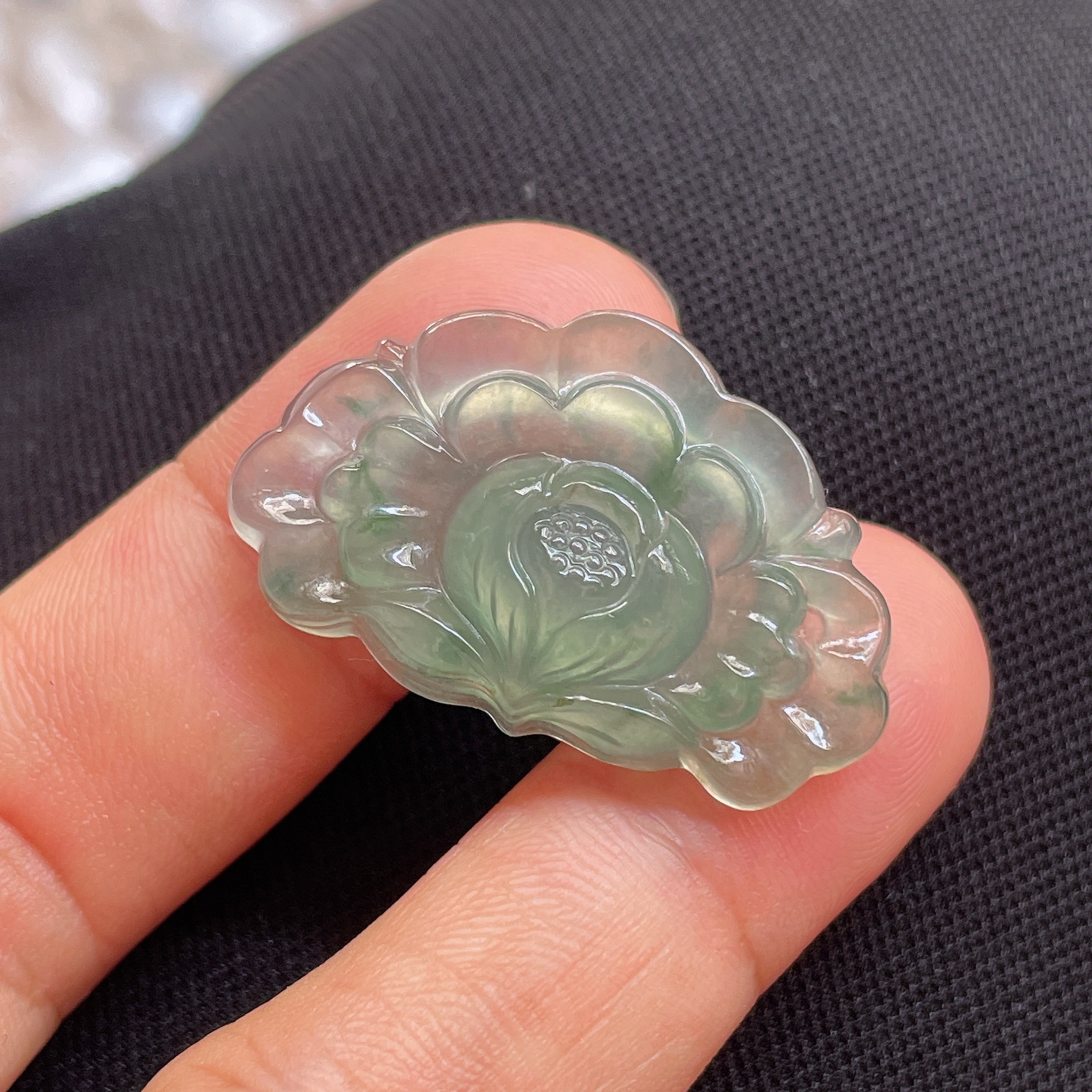 缅甸货翡翠冰种飘彩花开富贵牡丹花，32.3-20.1-5.9