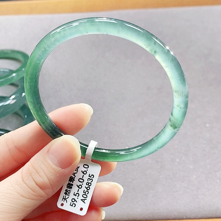 翡翠未镶嵌手镯（圆镯）