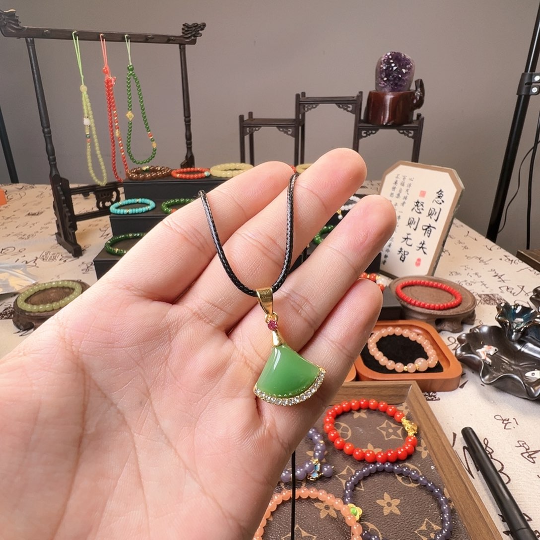 和田玉未镶嵌吊坠(赠链)小裙子吊坠