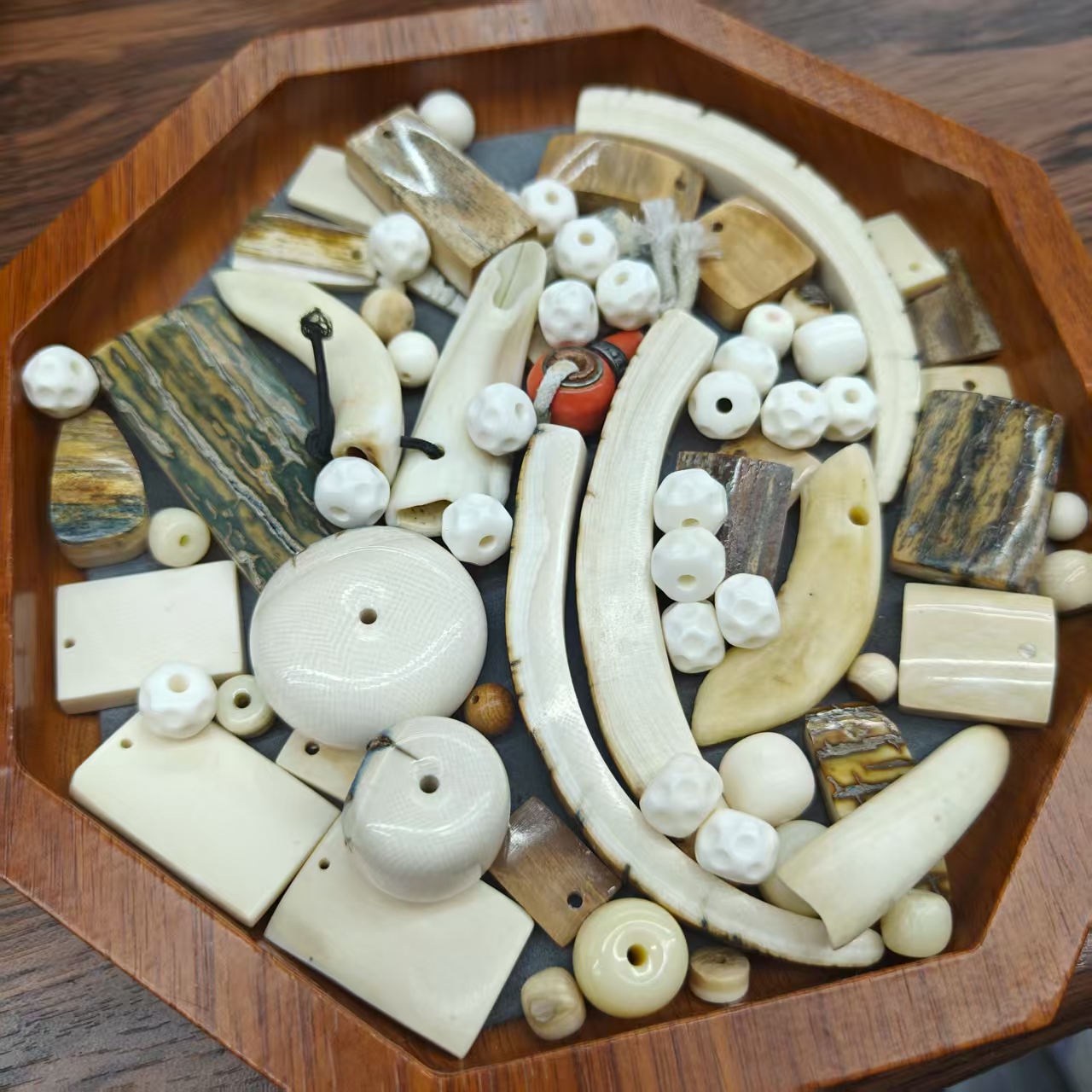 FD0001   天然猛犸象牙微瑕皮牌单珠随机发其一