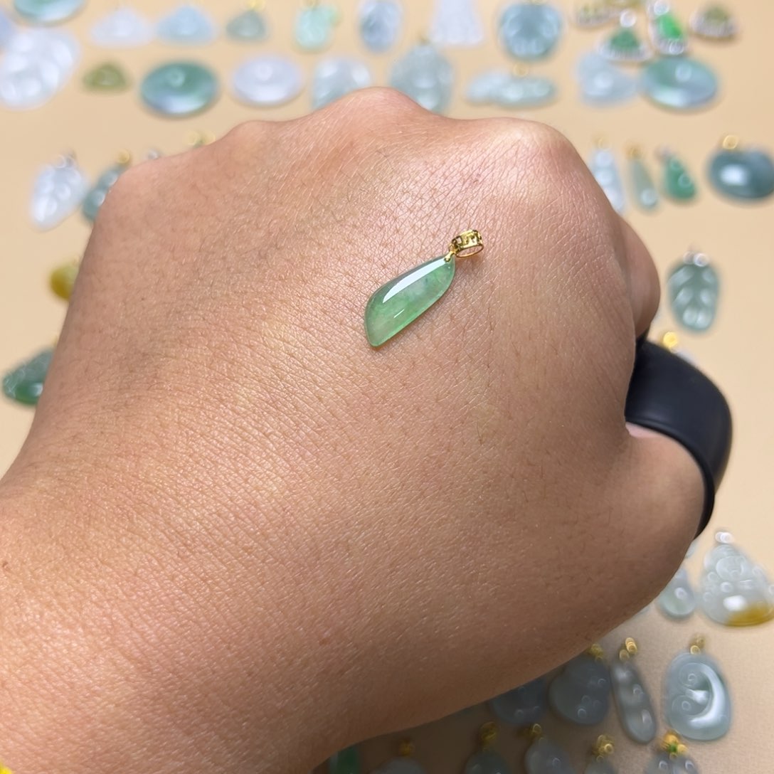 翡翠颈饰18K金镶嵌随形