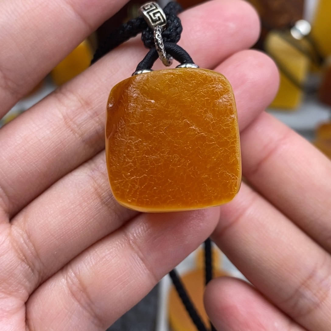琥珀吊坠(赠链)未镶嵌