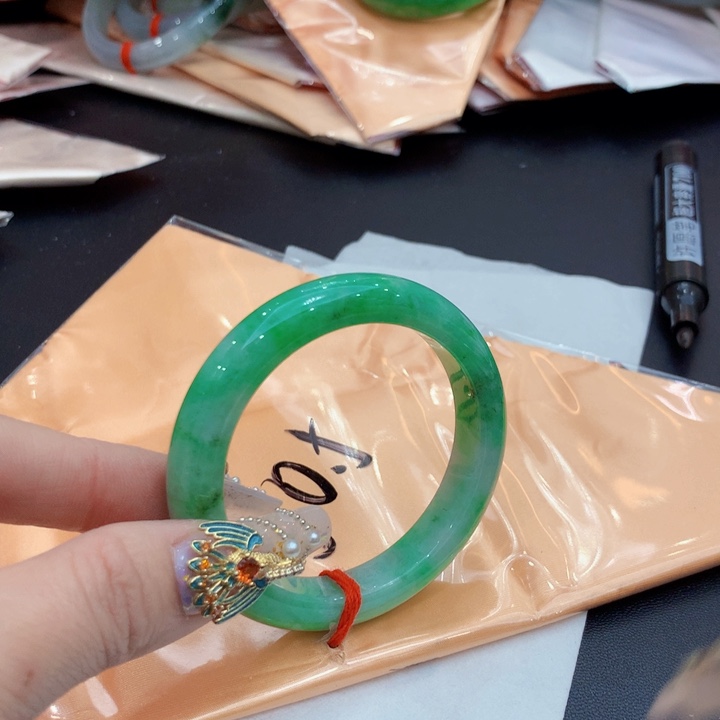 翡翠手镯未镶嵌翡翠手镯