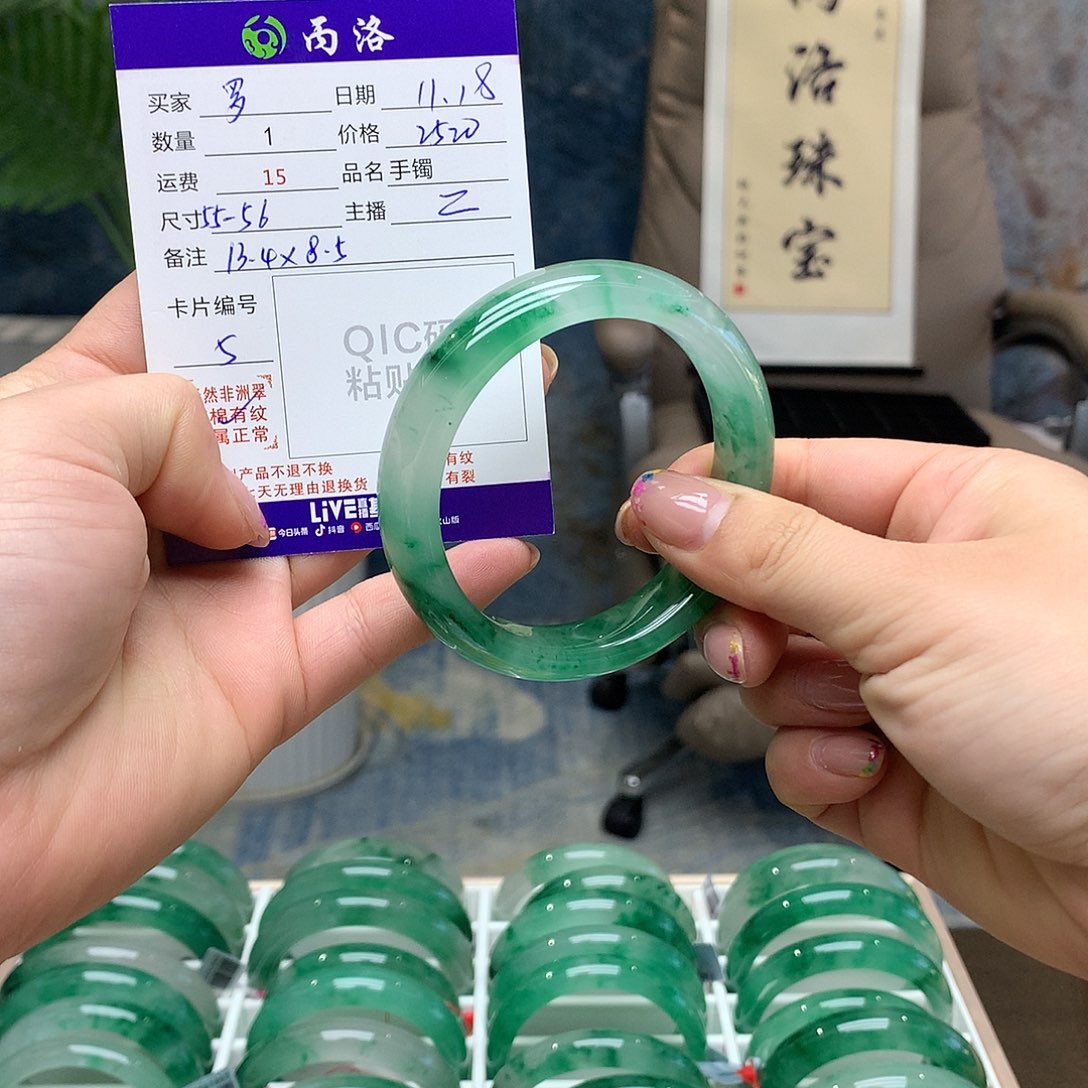 罗***曼石英质玉未镶嵌手镯