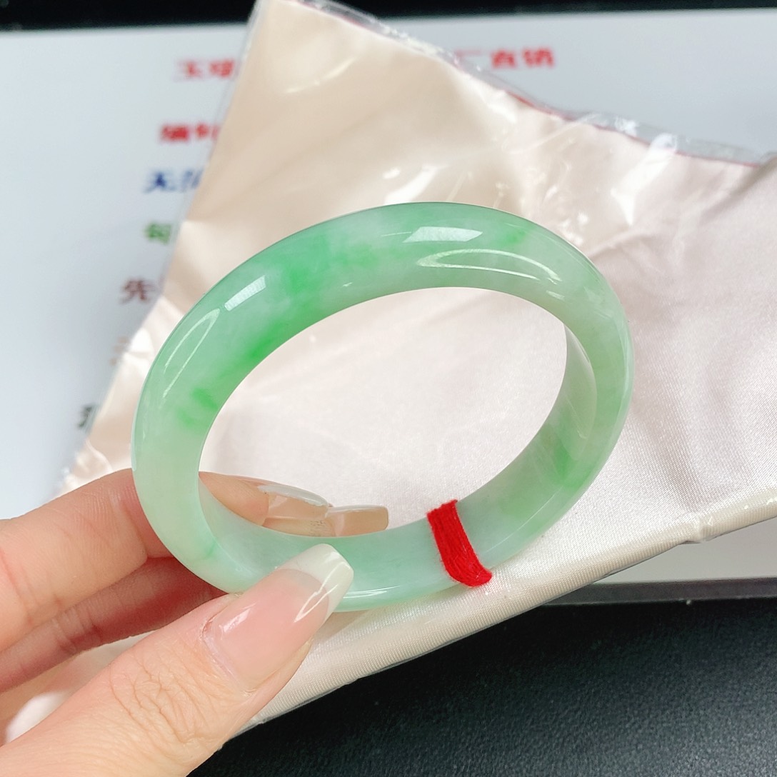 翡翠手镯未镶嵌58圈