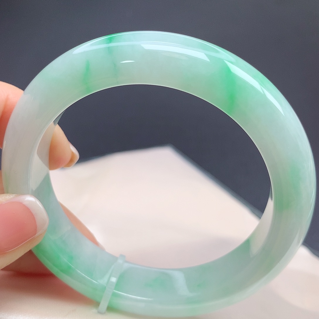 翡翠手镯未镶嵌56圈口