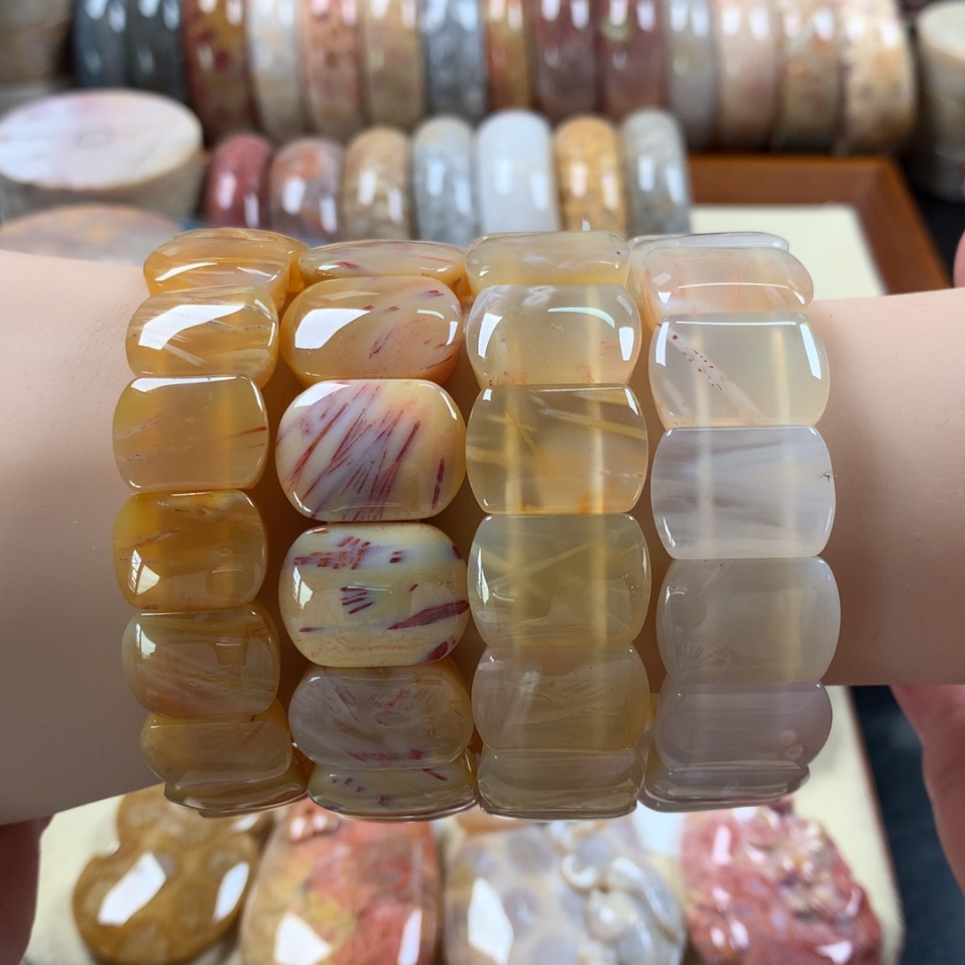 硅化珊瑚（珊瑚玉）发丝手排五折漏150～200/条，可挑。未