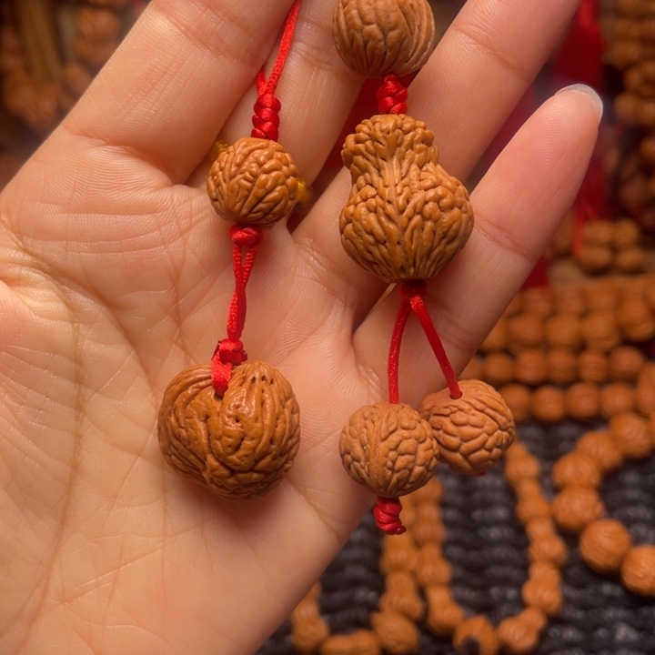 木质类龙纹桃枭挂件