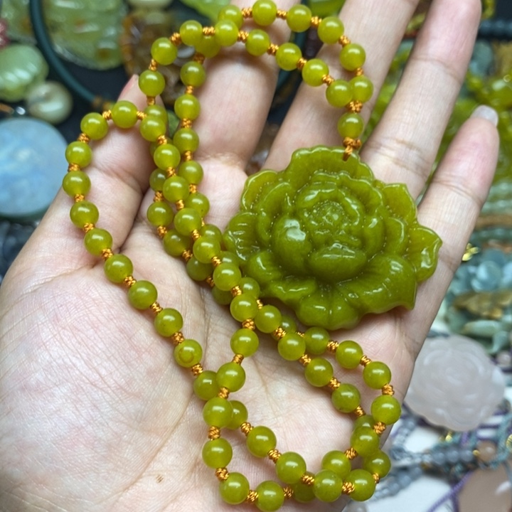 蛇纹石玉未镶嵌颈饰