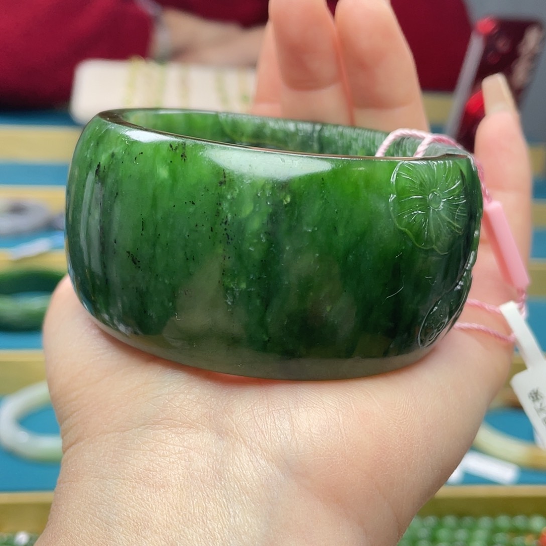 和田玉手镯58圈口。编号30未镶嵌