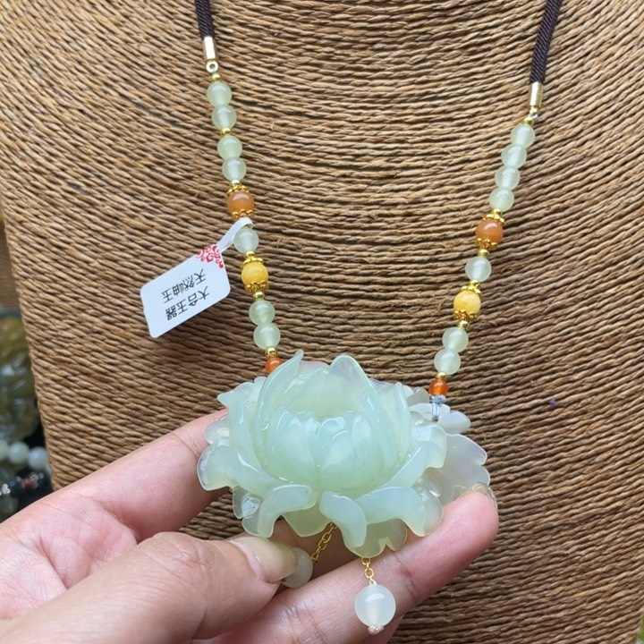 蛇纹石玉吊坠合金