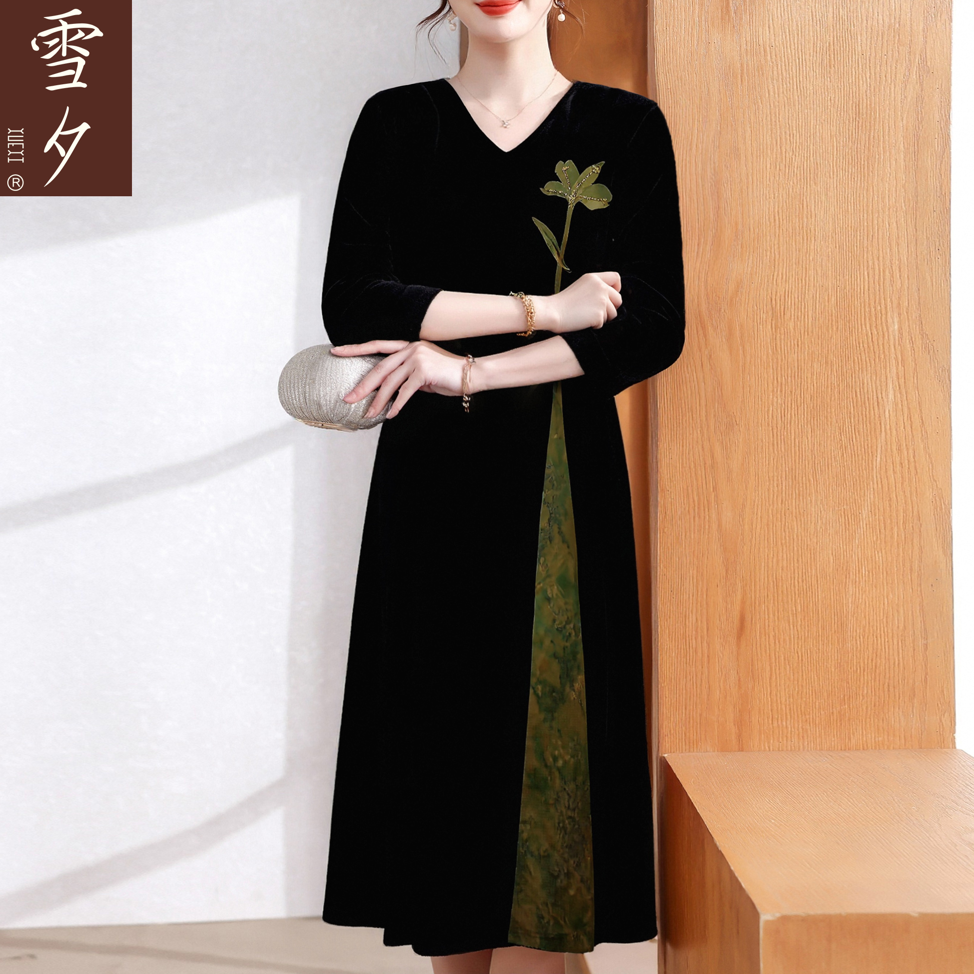 妈妈金丝绒连衣裙中长款秋装2025新款中老年女装高端大气裙子50岁