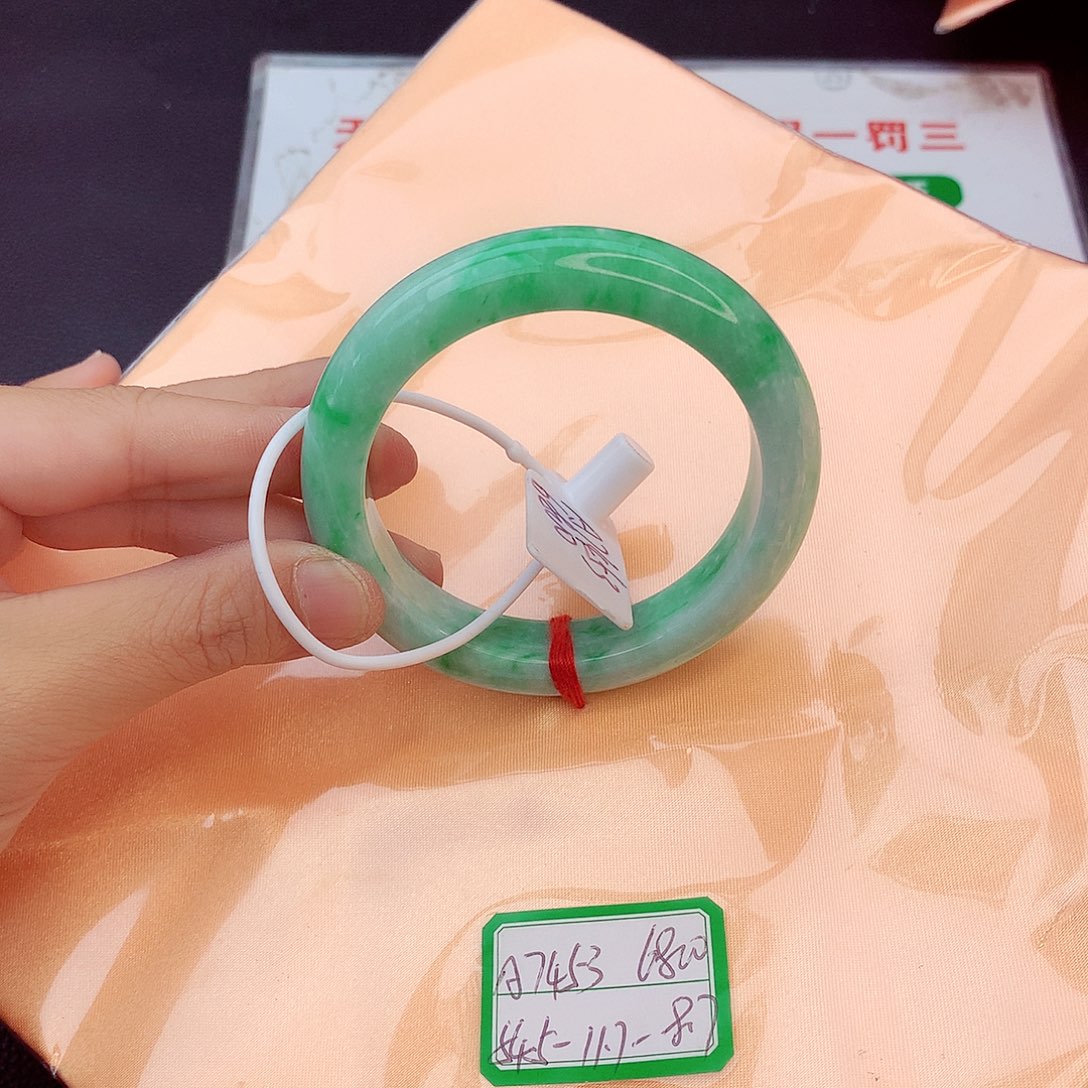 翡翠手镯未镶嵌翡翠