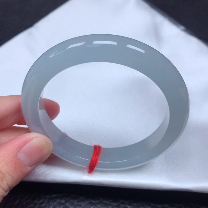 翡翠手镯未镶嵌。