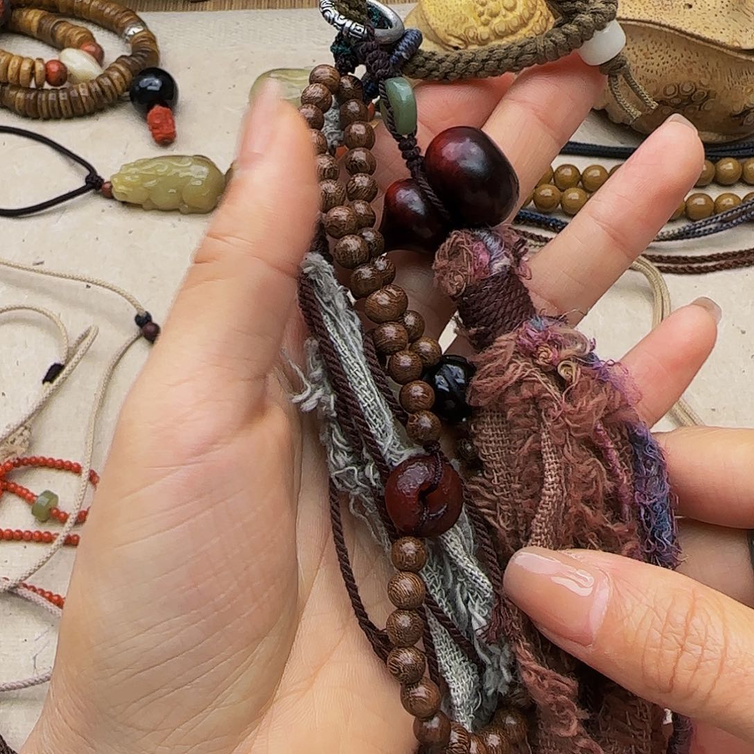 飞***尘颈饰未镶嵌南红玛瑙