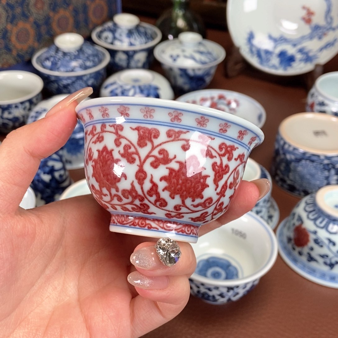 阳春白雪釉里红缠枝莲压手杯