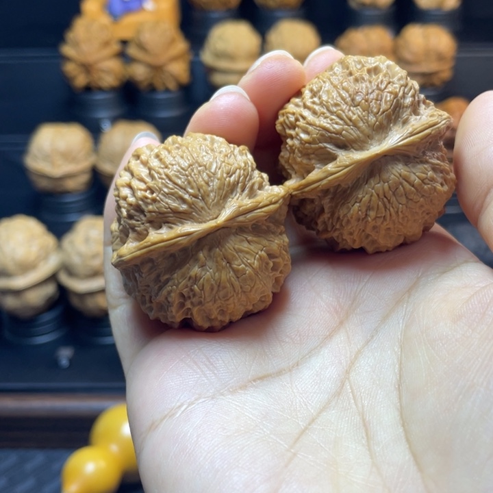 文玩核桃吊坠龙麟狮子头