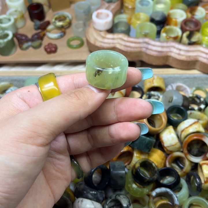 正***串蛇纹石玉未镶嵌戒圈