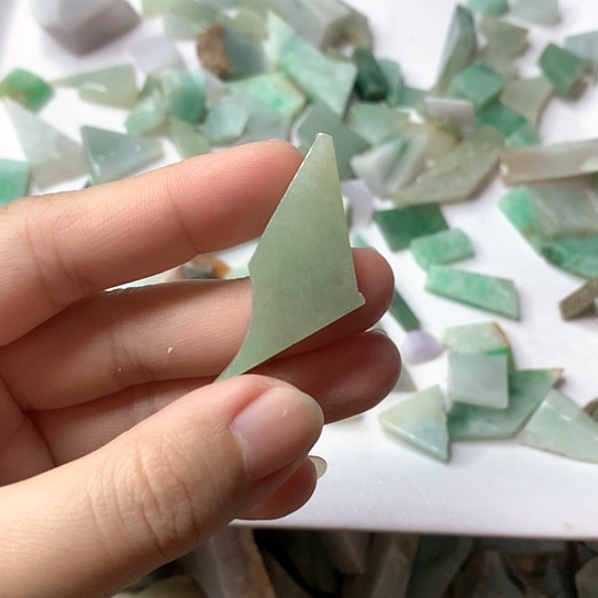 翡翠挂件未镶嵌抖***?翡翠原石