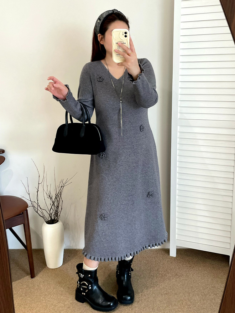胖mm秋冬内搭连衣裙2025v领中长款毛衣裙女钩花针织裙打底连衣裙