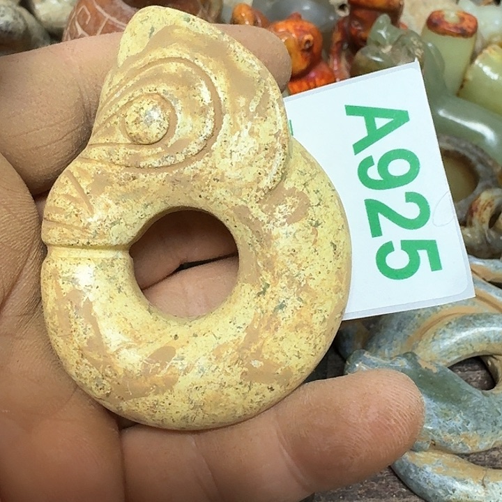 蛇纹石玉颈饰未镶嵌