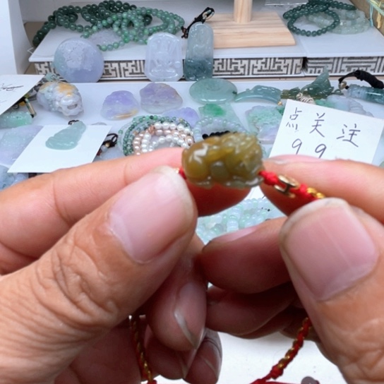 翡翠未镶嵌颈饰翡翠冰黄貔貅