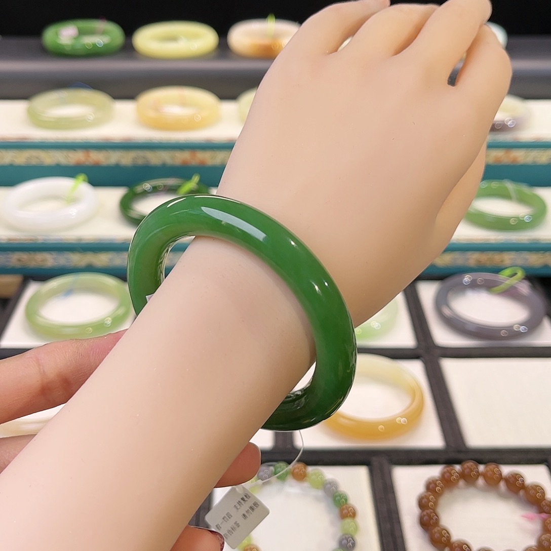 和田玉手镯未镶嵌阳绿色 胖圆